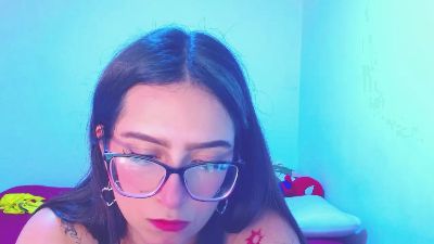 chloe_walk Live Image