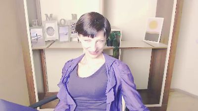 AngelinaLess_ live from United States