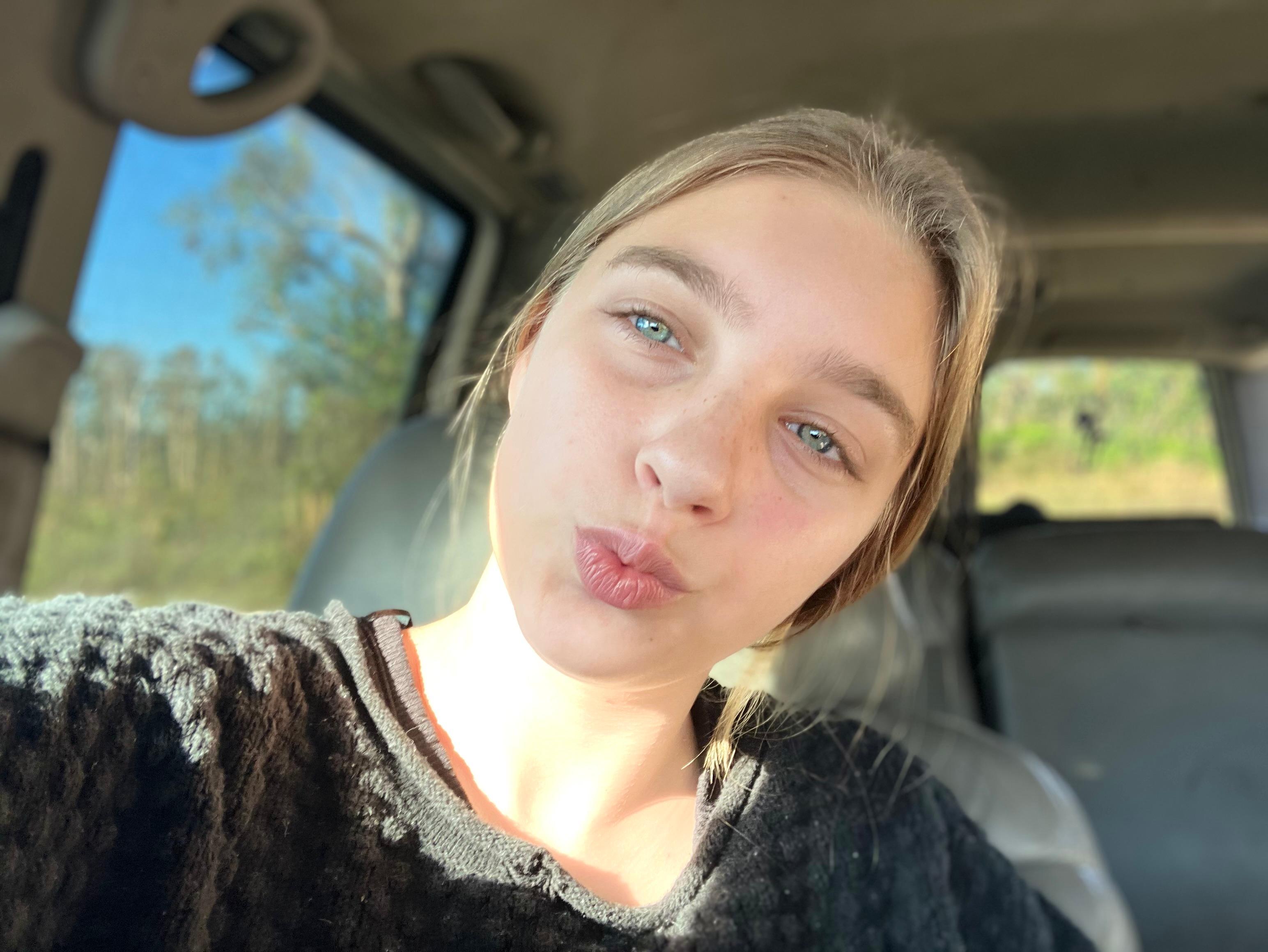 Chloevoss22 live from United States