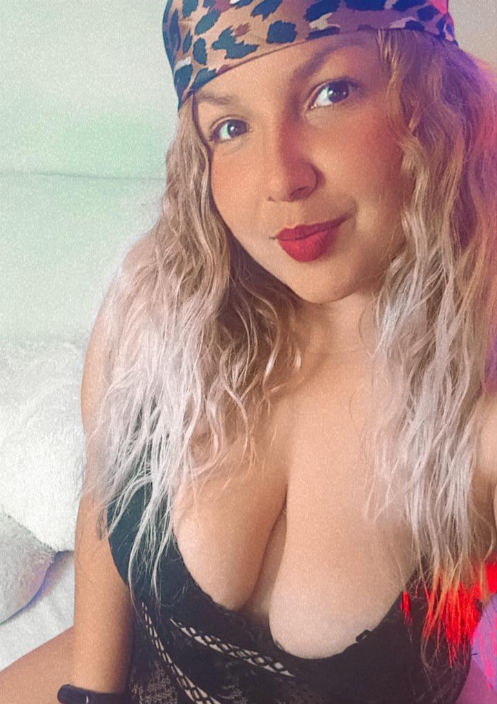 curvy_miranda live from Italy